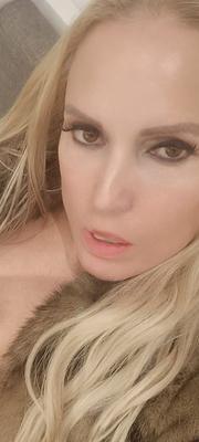 Debbie - Photo 4